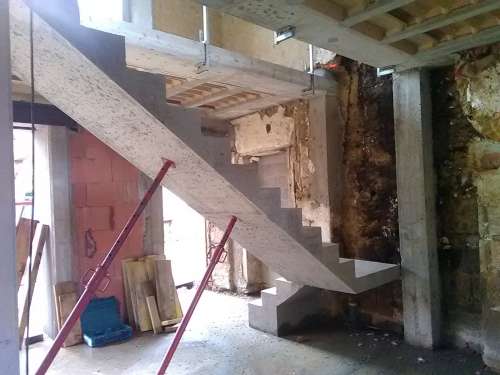 Création d'un escalier suspendu en béton sur la commune de La Meziere
